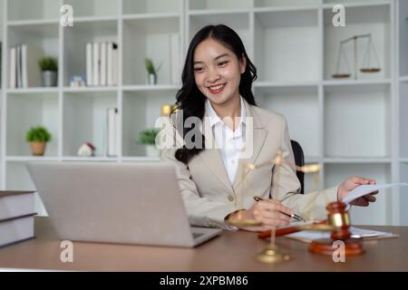 Fachanwalt im modernen Büro mit Legal Documents und Laptop Stockfoto