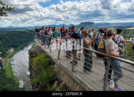 XXXX die Bastei ist eine Felsformation mit Aussichtsplattform in der Sächsischen Schweiz am rechten Ufer der Elbe auf dem Gebiet der Gemeinde Lohmen zwischen dem Kurort Rathen und Stadt Wehlen. Sie zählen zu den meistbesuchten Touristenattraktionen der Sächsischen Schweiz. Blick auf die Aufsichtsplanform und auf die Elbe am 28.07.2024 Rathen Sachsen *** XXXX die Bastei ist eine Felsformation mit Aussichtsplattform in der Sächsischen Schweiz am rechten Elbufer in der Gemeinde Lohmen zwischen dem Kurort Rathen und der Stadt von Wehlen ist es einer der meistbesuchten Touristen Stockfoto