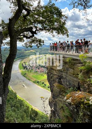 XXXX die Bastei ist eine Felsformation mit Aussichtsplattform in der Sächsischen Schweiz am rechten Ufer der Elbe auf dem Gebiet der Gemeinde Lohmen zwischen dem Kurort Rathen und Stadt Wehlen. Sie zählen zu den meistbesuchten Touristenattraktionen der Sächsischen Schweiz. Blick auf die Aufsichtsplanform und auf die Elbe am 28.07.2024 Rathen Sachsen *** XXXX die Bastei ist eine Felsformation mit Aussichtsplattform in der Sächsischen Schweiz am rechten Elbufer in der Gemeinde Lohmen zwischen dem Kurort Rathen und der Stadt von Wehlen ist es einer der meistbesuchten Touristen Stockfoto