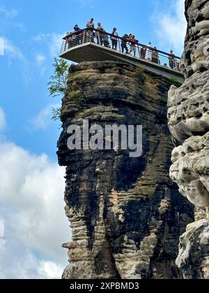 XXXX die Bastei ist eine Felsformation mit Aussichtsplattform in der Sächsischen Schweiz am rechten Ufer der Elbe auf dem Gebiet der Gemeinde Lohmen zwischen dem Kurort Rathen und Stadt Wehlen. Sie zählen zu den meistbesuchten Touristenattraktionen der Sächsischen Schweiz. Blick auf die Aufsichtsplanform am 28.07.2024 Rathen Sachsen *** XXXX die Bastei ist eine Felsformation mit Aussichtsplattform in der Sächsischen Schweiz am rechten Elbufer in der Gemeinde Lohmen zwischen der Kurstadt Rathen und der Stadt Wehlen eine der meistbesuchten Touristenattraktionen in Stockfoto