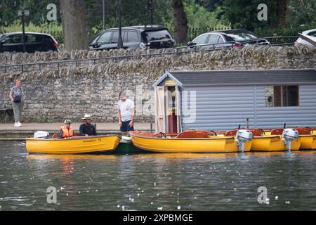 Eton, Windsor, Berkshire, Großbritannien. August 2024. Nach heißem Wetter in den letzten Tagen war es heute Morgen in Windsor und Eton in Berkshire ein kühlerer Morgen, da die Leute an der Themse spazierten und auf Bootsausflügen gingen. Kredit: Maureen McLean/Alamy Stockfoto