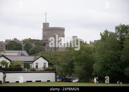 Eton, Windsor, Berkshire, Großbritannien. 5. August 2024. Blick auf Windsor Castle von den Brocas in Eton. Nach heißem Wetter in den letzten Tagen war es heute Morgen in Windsor und Eton in Berkshire ein kühlerer Morgen, da die Leute an der Themse spazieren gingen und Bootsausflüge machten. Credit: Maureen McLean/Alamy Stockfoto