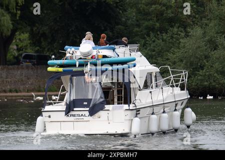 Eton, Windsor, Berkshire, Großbritannien. August 2024. Nach heißem Wetter in den letzten Tagen war es heute Morgen in Windsor und Eton in Berkshire ein kühlerer Morgen, da die Leute an der Themse spazierten und auf Bootsausflügen gingen. Kredit: Maureen McLean/Alamy Stockfoto