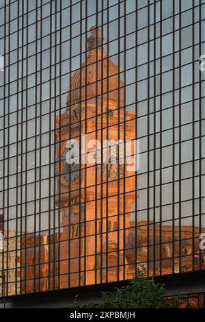Paris, Spiegelung des Gare de Lyon // Paris, Gare de Lyon Spiegel in einer Fassade *** Paris, Spiegelbild des Gare de Lyon Paris, Gare de Lyon Mirrorin Stockfoto