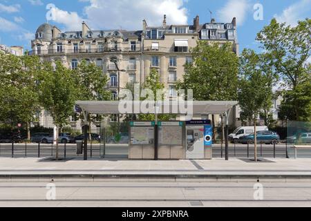 Paris, Straßenbahnlinie T3b, Station Anna de Noailles // Paris, Straßenbahnlinie T3b, Straßenbahnhaltestelle Anna de Noailles *** Paris, Straßenbahnlinie T3b, Anna de Noail Stockfoto