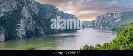 Malerische Aussicht auf die Eisentor-Schlucht an der Donau, die dramatische Landschaft und natürliche Schönheit entlang der serbisch-rumänischen Grenze zeigt Stockfoto