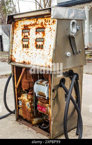 Alte kaputte Kraftstoffpumpe an einer verlassenen Tankstelle. Stockfoto