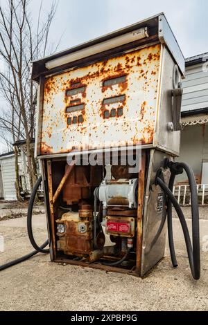 Alte kaputte Kraftstoffpumpe an einer verlassenen Tankstelle. Stockfoto