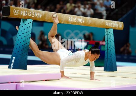 Am zehnten Tag der Olympischen Spiele 2024 in Frankreich fällt die US-amerikanische Sunisa Lee beim Finale der Frauen-Balancestrahlen in der Bercy Arena vom Strahl. Bilddatum: Montag, 5. August 2024. Stockfoto