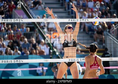 MUELLER Svenja, TILLMANN Cinja (Deutschland) vs GRAUDINA Tina, SAMOILOVA Anastasija (Lettland), im Bild MUELLER Svenja (Deutschland) am Ball, FRA, Olympische Spiele Paris 2024, Beachvolleyball, Frauen Achtelfinale, 05.08.2024 Foto: Eibner-Pressefoto/Michael Memmler Stockfoto