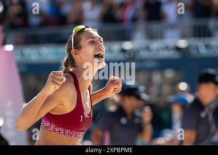 MUELLER Svenja, TILLMANN Cinja (Deutschland) vs GRAUDINA Tina, SAMOILOVA Anastasija (Lettland), GRAUDINA Tina (Lettland) jubelt ueber den Sieg, FRA, Olympische Spiele Paris 2024, Beachvolleyball, Frauen Achtelfinale, 05.08.2024 Foto: Eibner-Pressefoto/Michael Memmler Stockfoto