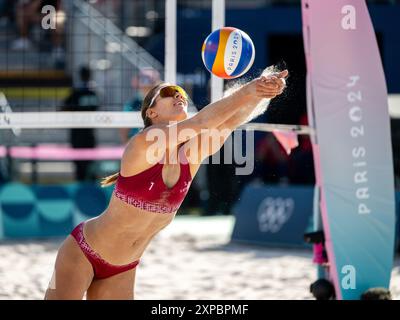 MUELLER Svenja, TILLMANN Cinja (Deutschland) vs GRAUDINA Tina, SAMOILOVA Anastasija (Lettland), im Bild GRAUDINA Tina (Lettland) am Ball, FRA, Olympische Spiele Paris 2024, Beachvolleyball, Frauen Achtelfinale, 05.08.2024 Foto: Eibner-Pressefoto/Michael Memmler Stockfoto