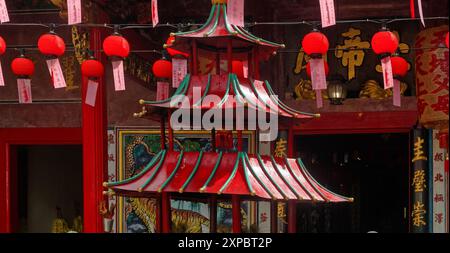 Chinesischer Tempel Weihrauchbrenner mit Haube, Räuchergefäß, vor dem Tempel Hiang Thian sang ti Temple Carpenter Street Tempel in Kuching, Malaysia Stockfoto