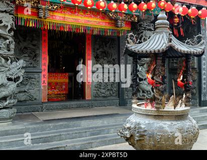 Chinesischer Tempel Weihrauchbrenner mit Haube, Räuchergefäß, vor dem Hong Sang Si Tempel in Kuching, Malaysia Stockfoto