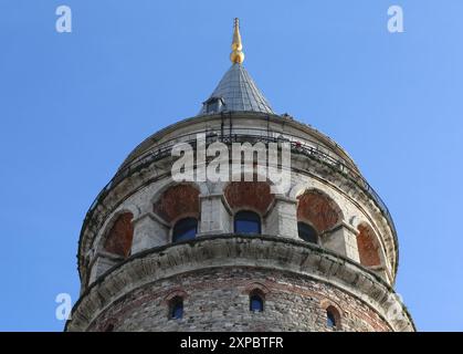 ISTANBUL, TÜRKEI-08.NOVEMBER 2021: Der Galata-Turm, offiziell Galata-Turm-Museum, ist ein alter genuesischer Turm im Galata-Teil des Beyoğlu Stockfoto