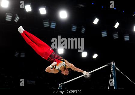 Japans Shinnosuke Oka beim horizontalen Barfinale der Herren in der Bercy Arena am zehnten Tag der Olympischen Spiele 2024 in Frankreich. Bilddatum: Montag, 5. August 2024. Stockfoto