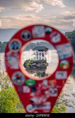 11. Juni 2024, Bajina Basta, Serbien: Eine kleine Holzhütte auf einer Insel im Fluss Drina, umgeben von üppigem Grün und malerischen Landschaften, ideal für einen Stockfoto