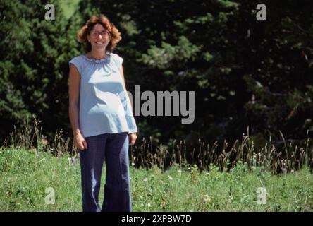 Junge schwangere kaukasische Frau posiert für ein Foto, 1980, Montana, USA Stockfoto