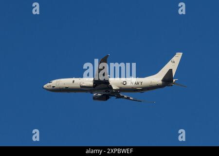 Eine US Navy Boeing P8A Poseidon, ein Mehrzweck-Seeflugzeug, das in der Nähe des Luftwaffenstützpunktes NAF Atsugi fliegt. Stockfoto