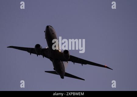 Eine Boeing P8A Poseidon mit der United States Navy Patrol Squadron 45 (VP-45 Pelicans), die in der Nähe der NAF Atsugi flog. Stockfoto