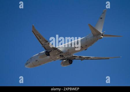 Eine US Navy Boeing P8A Poseidon, ein Mehrzweck-Seeflugzeug, das in der Nähe des Luftwaffenstützpunktes NAF Atsugi fliegt. Stockfoto