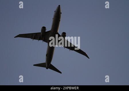 Eine Boeing P8A Poseidon mit der United States Navy Patrol Squadron 45 (VP-45 Pelicans), die in der Nähe der NAF Atsugi flog. Stockfoto