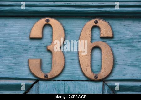 Le numéro 36 indiquant l'Adresse d'une maison en France Stockfoto