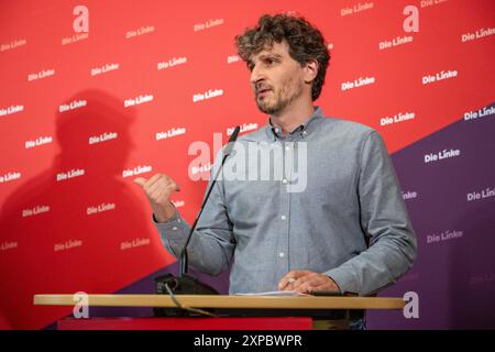 Berlin, Deutschland. August 2024. ATS Gürpinar (die Linke), Bundesgeschäftsführer, spricht auf einer Pressekonferenz im Karl-Liebknecht-Haus. Gürpinar präsentiert ein Papier zur Schulpolitik links und kommentiert aktuelle politische Fragen. Quelle: Christophe Gateau/dpa/Alamy Live News Stockfoto