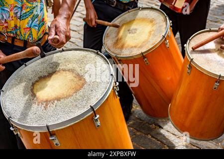 Schlagzeuger treten während einer typischen Straßenparty in Brasilien auf Stockfoto
