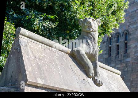 Eine Steinlöwe am Animal Walk, Bute Park, Cardiff, Großbritannien. Skulptur in den 1880er Jahren von William Frame nach den Entwürfen von William Burges. Stockfoto