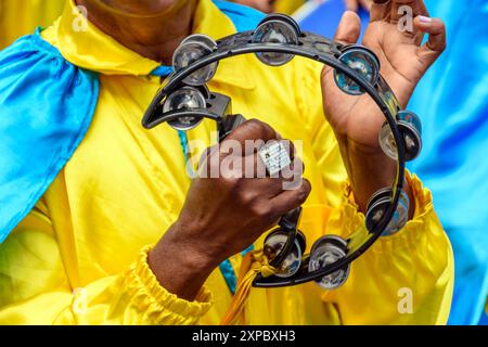 Tamburinspieler in bunten Kleidern während einer Vorstellung bei einem traditionellen brasilianischen religiösen Festival Stockfoto