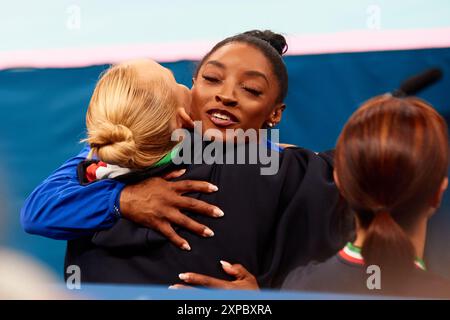 Paris, Frankreich. August 2024. Die italienische Goldmedaillengewinnerin Alice D’Amato (L) wird von Simone Biles aus den USA umarmt, während am 10. Tag der Olympischen Spiele in Paris 2024 in der Bercy Arena am 5. August 2024 in Paris, Frankreich, das Finale der Frauen-Balance-Strahl-Finale stattfindet. Quelle: Saolab/Alamy Live News Stockfoto