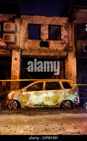 Altes chinesisches Ladenhaus, Feuer beschädigt durch den ausgebrannten Autorahmen davor, Carpenter Street, Kuching, Malaysia Stockfoto