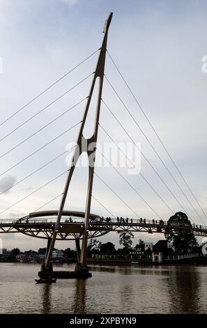 Darul Hana Gold Bridge über den Sarawak River, Kuching, Malaysia Stockfoto