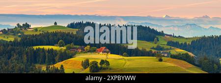 Ein breites 3:1 Panoramabild eines nebeligen Sommermorgens bei Sonnenaufgang im Emmental, einem Tal in der Zentralschweiz, im Kanton Bern, mit einem VI Stockfoto