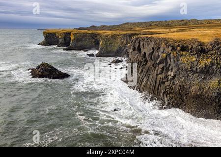 Raue See entlang der Basaltsäulen der isländischen Küste, vom Arnarstapi Aussichtspunkt auf der Snaefellsnes-Halbinsel im Westen Islands aus gesehen. Autu Stockfoto