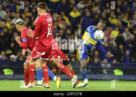 Der peruanische Verteidiger Luis Advincula R schoss während des Argentine Professional Football League Turniers 2024 Cesar Luis Menotti gegen Barracas Central im La Bombonera Stadion in Buenos Aires, am 4. August 2024 BUENOS AIRES ARGENTINIEN Copyright: XALEJANDROxPAGNIx Stockfoto