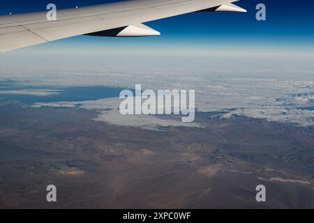 Santiago, Chile - 17. März 2019: Luftaufnahme der dramatischen Landschaft aus dem Flugzeugfenster. Stockfoto