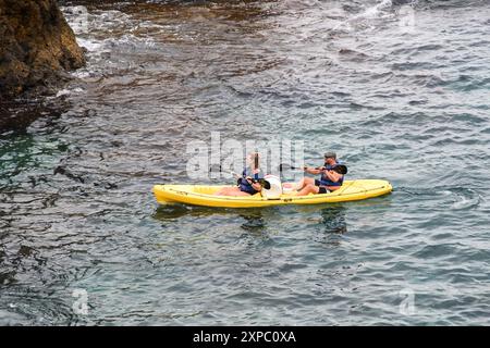 Dubrovnik, Kroatien - 5. Oktober 2019: Ein Paar Kajakfahrer erkunden die ruhigen Gewässer entlang der zerklüfteten Küste. Stockfoto