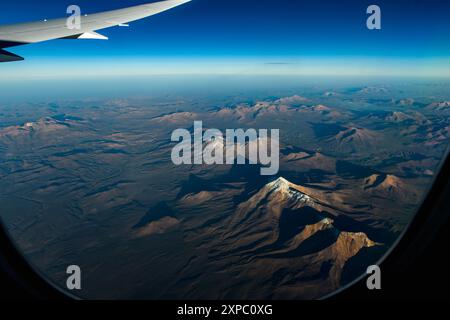 Santiago, Chile - 17. März 2019: Aus der Vogelperspektive majestätische Berge unter klarem Himmel. Stockfoto