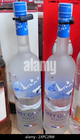 GRAUE GÄNSEFLASCHEN MIT WODKA IN DER ESSENSSTRASSE Stockfoto