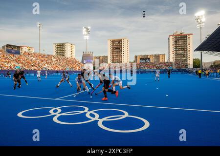 Symbolbild / Themenfoto Olympische Ringe auf dem Spielfeld, hinter dem Stadion Wohnhaeuser, FRA, Olympische Spiele Paris 2024, Hockey, Herren, Deutschland (GER) vs Argentinien (ARG), Viertelfinale, 04.08.2024 Foto: Eibner-Pressefoto/Michael Memmler Stockfoto