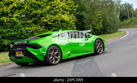 Whittlebury, Norhants, Großbritannien - 4. August 2024,2023 grünes Lamborghini Huracan Technica Auto, das auf einer britischen Landstraße fährt Stockfoto
