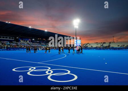 Symbolbild / Themenfoto Olympische Ringe auf dem Spielfeld, hinter dem Stadion Wohnhaeuser, FRA, Olympische Spiele Paris 2024, Hockey, Herren, Deutschland (GER) vs Argentinien (ARG), Viertelfinale, 04.08.2024 Foto: Eibner-Pressefoto/Michael Memmler Stockfoto