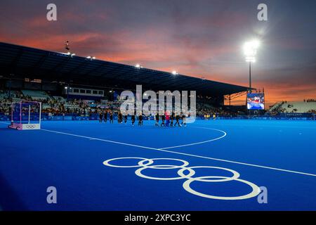 Symbolbild / Themenfoto Sonnenuntergang ueber dem Olympiastadion 1924, die Spieler von Deutschland jubeln ueber den Sieg, FRA, Olympische Spiele Paris 2024, Hockey, Herren, Deutschland (GER) vs Argentinien (ARG), Viertelfinale, 04.08.2024 Foto: Eibner-Pressefoto/Michael Memmler Stockfoto