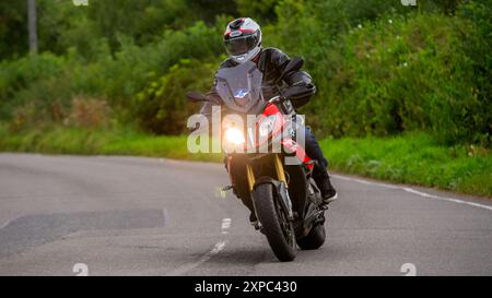 Whittlebury, Norhants, Großbritannien - 4. August 2024. Mann, der ein 2016er BMW S 1000 Motorrad auf einer britischen Landstraße fährt Stockfoto