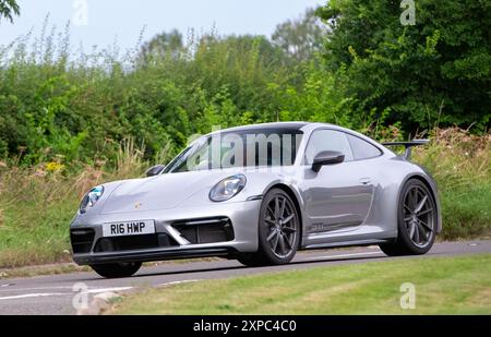 Whittlebury, Norhants, Großbritannien - 4. August 2024. 2024 Silber Porsche 911 Carrera T Auto auf einer britischen Landstraße Stockfoto