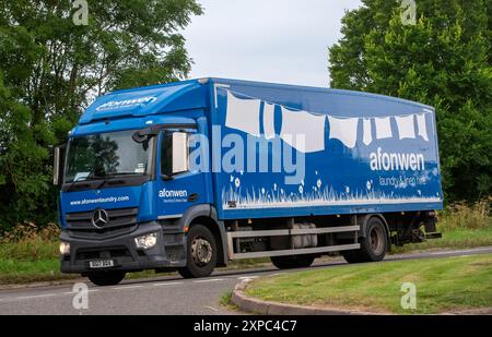 Whittlebury, Norhants, Großbritannien - 4. August 2024. 2017 blauer Mercedes-Benz-Lkw für Afonwen, der auf einer britischen Landstraße fährt Stockfoto