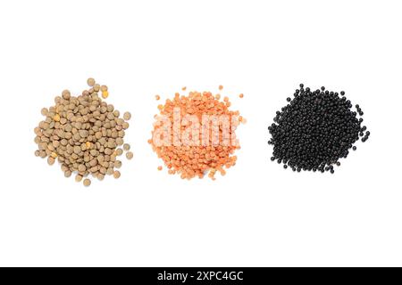 Rote und schwarze Linsen auf weißem Hintergrund Stockfoto
