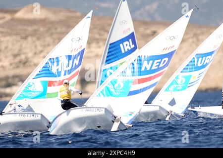 Paris, Frankreich. August 2024. Marseille, Frankreich. August 2024. MARSEILLE: Matrose Marit Bouwmeester (m) im Einsatz während der ILCA 6 Flottenrennen bei den Olympischen Spielen. ANP SANDER KONING Credit: ANP/Alamy Live News Credit: ANP/Alamy Live News Stockfoto